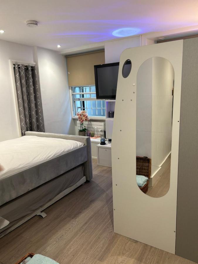 Privatunterkunft Beautiful Double In A Location Next To Various Tube Stations With Breakfast And Yoga Options Available On Site *